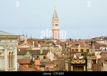 L'Italie, Venise, Venise, inscrite au Patrimoine Mondial de l'UNESCO, le campanile et les toits Banque D'Images