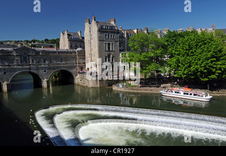 Baignoire, Weir et Pulteney Bridge sur la rivière Avon à Bath, Somerset, Angleterre, Royaume-Uni Banque D'Images