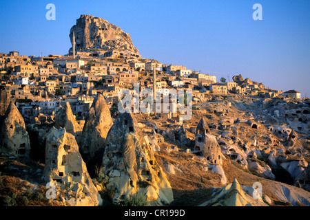 La Turquie, l'Anatolie centrale, la Cappadoce classé au Patrimoine Mondial de l'UNESCO, Uchisar, collines de tuf et des habitations troglodytiques Banque D'Images