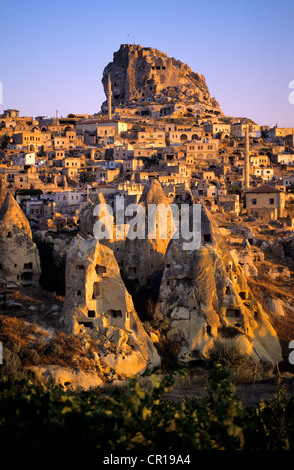 La Turquie, l'Anatolie centrale, la Cappadoce classé au Patrimoine Mondial de l'UNESCO, Uchisar, collines de tuf et des habitations troglodytiques Banque D'Images