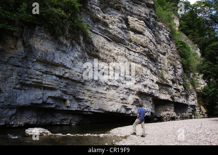 Un randonneur debout devant le Amselfelsen, un immense mur de calcaire dans la Gorge de Wutach, réserve naturelle de la Forêt Noire Banque D'Images