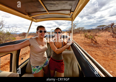 Deux jeunes filles, d'environ 13 et 18 ans, dans un bus, safari Samburu National Reserve, Kenya, Afrique de l'Est, PublicGround Banque D'Images