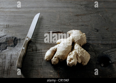 Le gingembre (Zingiber officinale) rizoma sur une surface en bois rustique Banque D'Images