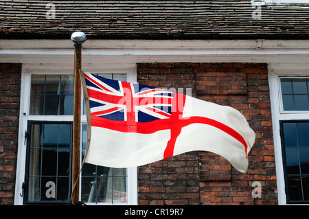 Le pavillon blanc à voler d'un immeuble à Nelson Street, King's Lynn. Banque D'Images
