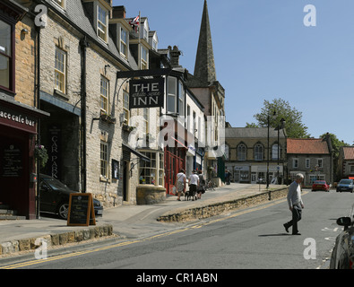 L'extérieur du pub White Swan inn en été place du marché Pickering centre-ville North Yorkshire Angleterre Royaume-Uni GB Grande-Bretagne Banque D'Images