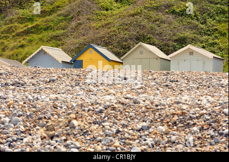 Cabines de plage balnéaire traditionnel le long de la plage de Cromer est de North Norfolk Banque D'Images