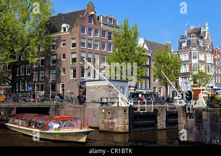 Pays-bas, Amsterdam, voile et verrouiller le long d'un canal Banque D'Images