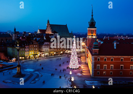 Pologne, Varsovie, Place du Château, la colonne de Sigismond et Château Royal à l'époque de Noël Banque D'Images