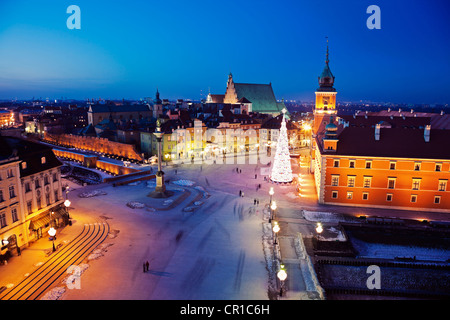 Pologne, Varsovie, Place du Château, la colonne de Sigismond et Château Royal à l'époque de Noël Banque D'Images