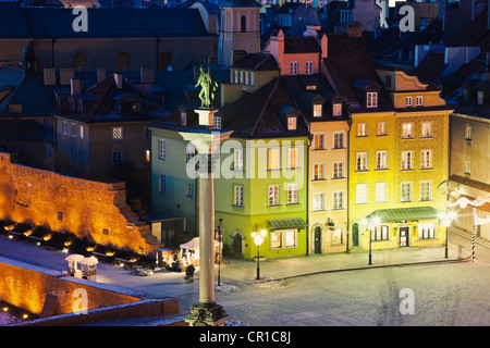 Pologne, Varsovie, Place du Château, la colonne de Sigismond dans la nuit Banque D'Images