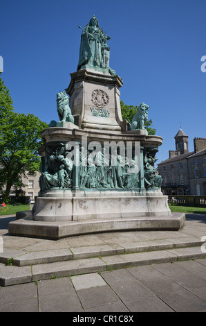 Statue de la reine Victoria Dalton Square Lancaster en bronze avec socle en victoriens éminents et de la base de la garde des lions Banque D'Images