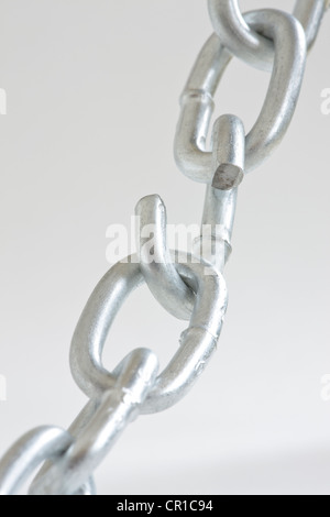 Chaîne en acier avec un lien, image symbolique pour 'une chaîne est aussi forte que son maillon' Banque D'Images