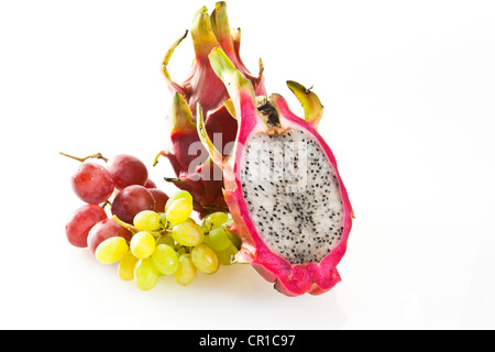 Pitaya ou fruit du dragon rouge (Hylocereus undatus) avec des raisins rouges et blancs Banque D'Images