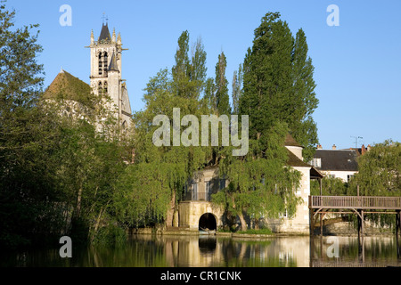 France, Seine et Marne, Moret sur Loing, Maison Beque au premier plan et l'église Holly Dame de nativité Banque D'Images