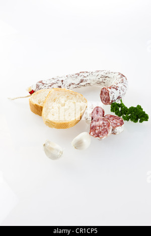 Salami salami premium gourmet, avec pain français, l'ail et persil Banque D'Images