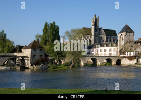 France, Seine et Marne, Moret sur Loing, pont sur le Loing, Porte de Bourgogne, qui permet d'avoir accès à l'église Banque D'Images