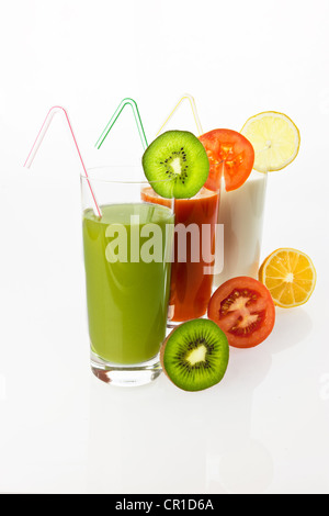 Kiwi et boissons au yogourt citron et le jus de tomate dans des verres avec des fruits Banque D'Images