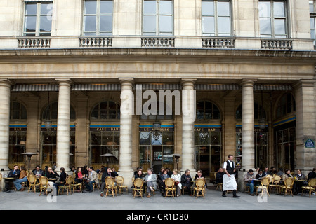 France, Paris, terrasse de café Le Nemours sur la Place du Palais Royal Banque D'Images