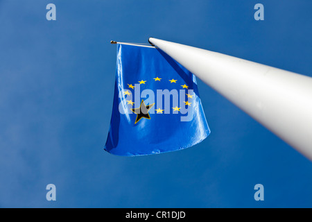 Drapeau européen avec les étoiles et une étoile noire, sur un mât, image symbolique Banque D'Images