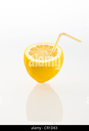 Citron avec une paille à boire comme une boisson gazeuse Banque D'Images