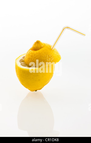 Citron avec une paille à boire comme une boisson gazeuse Banque D'Images