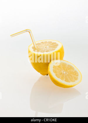 Citron avec une paille à boire comme une boisson gazeuse Banque D'Images