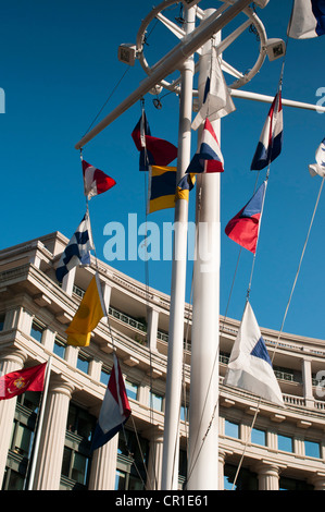 Drapeaux au vent par temps clair, en face de l'US Navy Memorial à Washington DC Banque D'Images