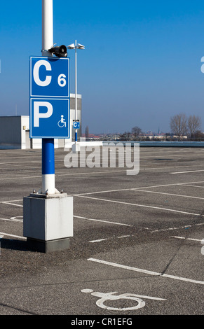 Panneau de circulation sur un pont-garage Banque D'Images