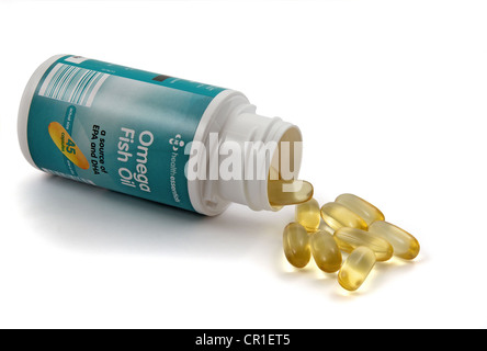 Une bouteille d'Omega 3 capsules d'huile de poisson sur un fond blanc. Banque D'Images