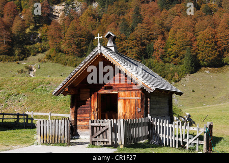 Eng-Alm, petite chapelle sur l'alpage, Grosser Ahornboden, pâturage avec les érables, Risstal, Karwendel, Tyrol Banque D'Images