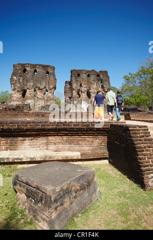 Les touristes au Palais Royal, La Citadelle, Polonnaruwa (Site du patrimoine mondial de l'UNESCO), North Central Province, Sri Lanka Banque D'Images