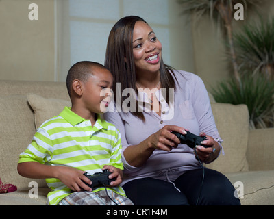 Mère et fils à jouer aux jeux vidéo Banque D'Images