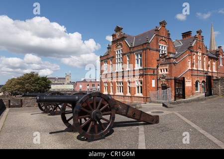 Canons sur les remparts, Londonderry, comté de Derry, Irlande du Nord, Grande-Bretagne, Europe, PublicGround Banque D'Images