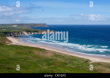 White Park Bay ou Whitepark Bay avec Portbradden, Côte d'Antrim, comté d'Antrim, en Irlande du Nord, Royaume-Uni, Europe Banque D'Images