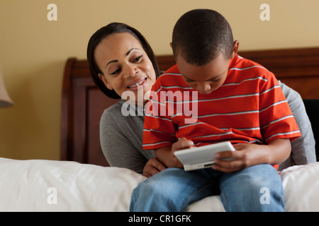 Mère et fils à jouer aux jeux vidéo Banque D'Images