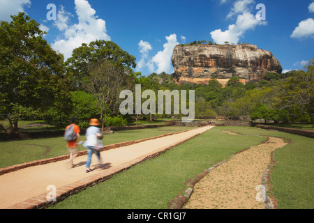 Les touristes à Sigiriya (Site du patrimoine mondial de l'UNESCO), North Central Province, Sri Lanka Banque D'Images