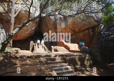 Les touristes grimper Sigiriya (Site du patrimoine mondial de l'UNESCO), North Central Province, Sri Lanka Banque D'Images