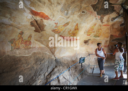 Les touristes en prenant des photos des fresques anciennes, Sigiriya (Site du patrimoine mondial de l'UNESCO), North Central Province, Sri Lanka Banque D'Images