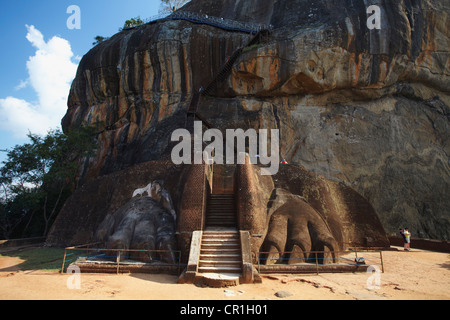 Les gens grimper Sigiriya (Site du patrimoine mondial de l'UNESCO), North Central Province, Sri Lanka Banque D'Images
