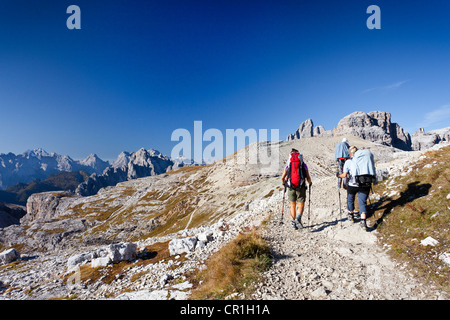 Randonneurs sur le Col Buellelejoch Paternkofel lors de l'ascension à la montagne, à la montagne, l'Paternkofel vers trois pics Banque D'Images