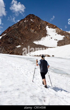 Ascendant randonneur dans la neige à la montagne en Finailspitz Tisental Schnalstal Vallée par Vallée, regardant vers Finailspitz Banque D'Images