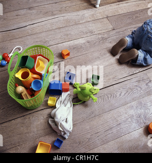 Bébés jouets sur plancher en bois Banque D'Images