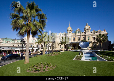 Principalty de Monaco, Monaco, Monte-Carlo, Place du Casino, sculpture Miroir du ciel au milieu de l'artiste Anish Kapoor, donné à Banque D'Images