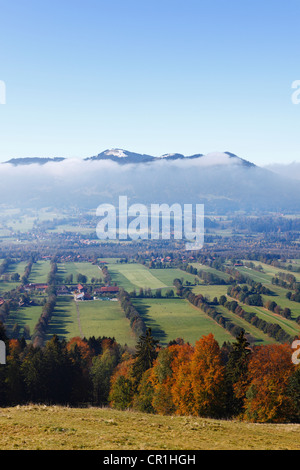 Vue depuis la montagne près de Gaissach Sonntratn au cours de la vallée de l'Isar, à l'égard Zwiesel et Blomberg, Isarwinkel, Haute-Bavière Banque D'Images