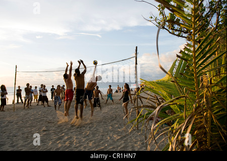 L'INDONÉSIE, Bali, plage de Kuta, les joueurs de volley-ball Banque D'Images