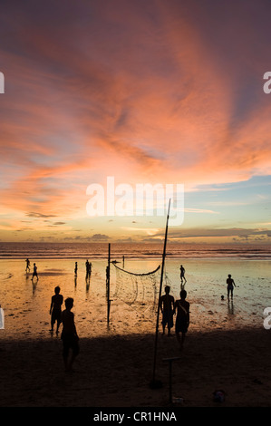 L'INDONÉSIE, Bali, plage de Kuta, les joueurs de volley-ball au coucher du soleil Banque D'Images