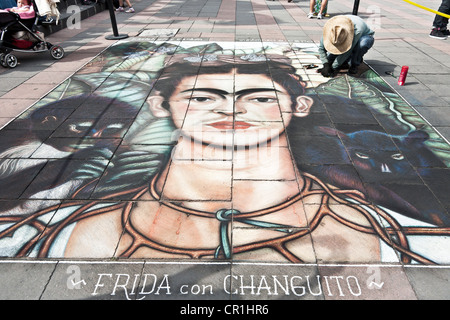 Artiste met la touche finale à son dessin à la craie de trottoir en hommage à Frida Kahlo Autoportrait au collier d'épines Banque D'Images