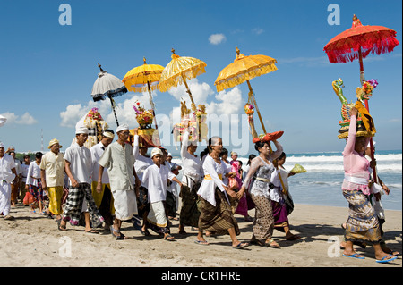 L'INDONÉSIE, Bali, Melasti (cérémonie de purification) sur la plage de Kuta Banque D'Images