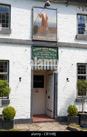 L'Assistant d'Edge Inn sur Wilmslow, Cheshire, Angleterre, Royaume-Uni. Banque D'Images