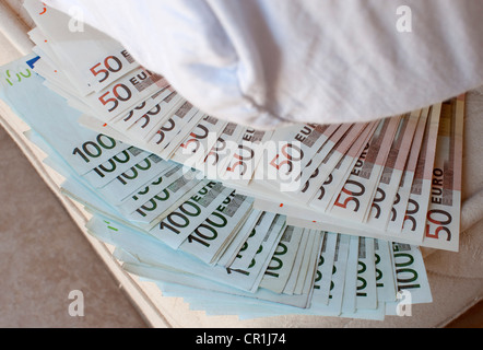 Euros cachés sous le matelas Banque D'Images